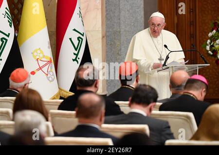 Bagdad, Irak. März 2021, 05th. Papst Franziskus spricht zu Beginn des ersten päpstlichen Besuchs im Irak im Präsidentenpalast in Bagdads grüner Zone irakische Beamte an. Kredit: Unabhängige Fotoagentur/Alamy Live Nachrichten Stockfoto