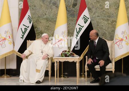 Bagdad, Irak. März 2021, 05th. Papst Franziskus spricht zu Beginn des ersten päpstlichen Besuchs im Irak im Präsidentenpalast in Bagdads grüner Zone irakische Beamte an. Kredit: Unabhängige Fotoagentur/Alamy Live Nachrichten Stockfoto