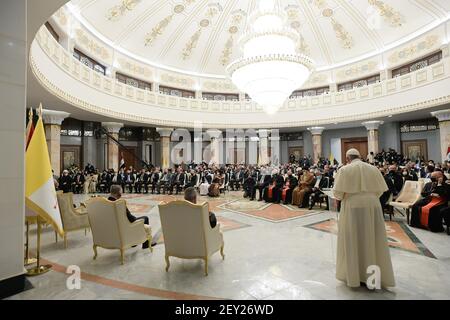 Bagdad, Irak. März 2021, 05th. Papst Franziskus spricht zu Beginn des ersten päpstlichen Besuchs im Irak im Präsidentenpalast in Bagdads grüner Zone irakische Beamte an. Kredit: Unabhängige Fotoagentur/Alamy Live Nachrichten Stockfoto
