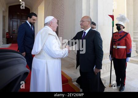 Bagdad, Irak. März 2021, 05th. Papst Franziskus spricht zu Beginn des ersten päpstlichen Besuchs im Irak im Präsidentenpalast in Bagdads grüner Zone irakische Beamte an. Kredit: Unabhängige Fotoagentur/Alamy Live Nachrichten Stockfoto