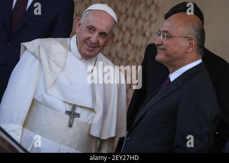 Bagdad, Irak. März 2021, 05th. Der irakische Präsident Barham Salih (R) empfängt Papst Franziskus im Präsidentenpalast von Bagdad. Papst Franziskus kam am Freitag zum ersten Papstbesuch im Nahen Osten in den Irak, wo die christliche Gemeinschaft in Kriegsjahren geschrumpft ist. Quelle: Ameer Al Mohammedaw/dpa/Alamy Live News Stockfoto