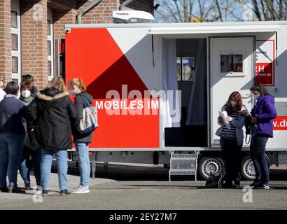 Alpen, Deutschland. März 2021, 05th. Pädagogen unterhalten sich nach der Impfung mit dem Impfstoff AstraZeneca vor der mobilen Impfeinheit. Durch die zentrale mobile Einheit kann nun eine größere Anzahl von Menschen aus dem gesamten Landkreis schneller geimpft werden. Quelle: Roland Weihrauch/dpa/Alamy Live News Stockfoto