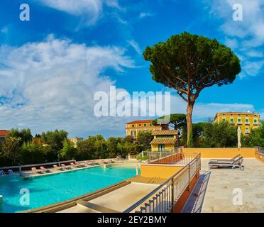 Öffentlicher Pool an einem heißen Tag Stockfoto