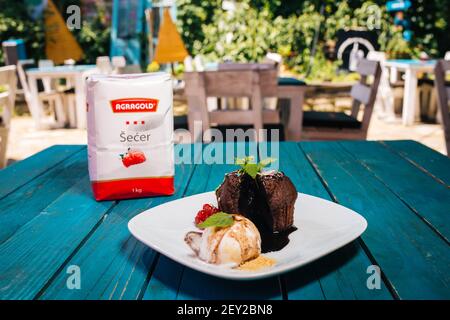 BRCKO, BOSNIEN UND HERZEGOWINA - Jul 03, 2019: Pack Agragold Zucker mit Wüste in sonnigen Garten Stockfoto