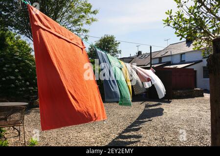 Haushaltswäsche zum Trocknen bei Sonnenschein. Stockfoto