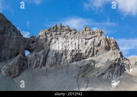 Martinsloch in der Schweizer Tektonikarena Sardona im Sommer mit Blau Himmel in der Nähe von Flims Stockfoto