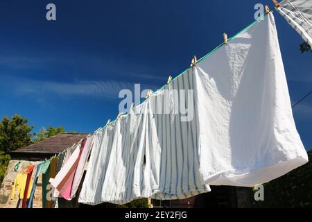 Wäsche zum Trocknen bei Sonnenschein. Stockfoto