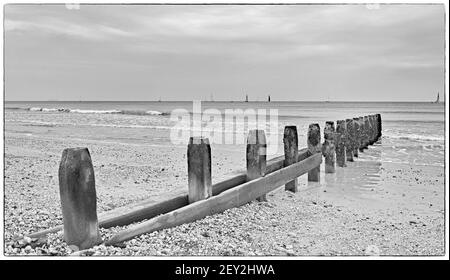 Fine Art Schwarz-Weiß-Bild-über die Groynes am Shoreham Beach Stockfoto