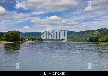 Malerische Landschaft des Rheins und kleine Dörfer und Weinreben, die entlang seiner Küsten verlaufen Stockfoto