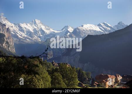 Das Dorf Wengen oberhalb des Lauterbrunnental mit einer Reihe von hohen Bergen dahinter, darunter das Breithorn: Berner Oberland, Schweiz Stockfoto