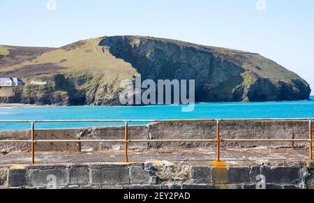 Herrlicher Sonnenschein über den Klippen und Hafeneingang in Portreath, Cornwall Stockfoto