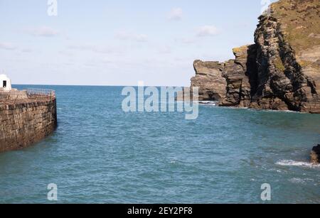 Herrlicher Sonnenschein über den Klippen und Hafeneingang in Portreath, Cornwall Stockfoto