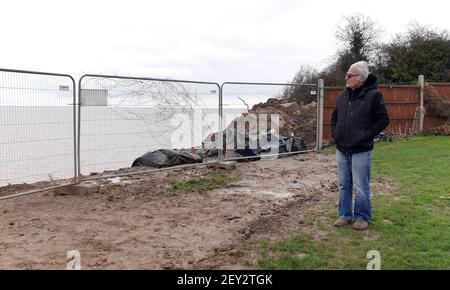 EDD Cane steht in seinem Garten, der jetzt neben der Klippe in Eastchurch auf der Isle of Sheppey, Kent, liegt, wo die Bewohner weiterhin einen Weg finden, ihre Häuser vor dem Eintauchen über die Klippe zu retten. Bilddatum: Donnerstag, 4. März 2021. Bilddatum: Donnerstag, 4. März 2021. Stockfoto