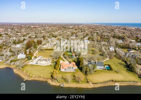 Luftaufnahme der Häuser am See agawam, Southampton, NY Stockfoto