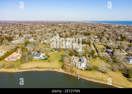 Luftaufnahme der Häuser am See agawam, Southampton, NY Stockfoto