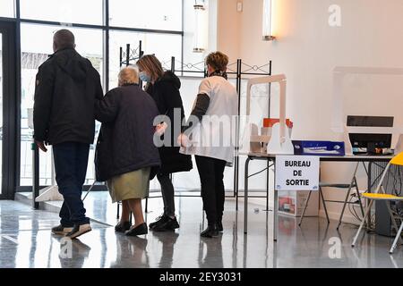 Paris, Frankreich. März 2021, 05th. Die Impfkampagne gegen Covid-19 beschleunigt sich. Impfzentrum in Orly, in der Nähe von Paris, Frankreich am 5. März 2021. Foto von Lionel Urman/ABACAPRESS.COM Quelle: Abaca Press/Alamy Live News Stockfoto