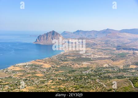 Landschaft der sizilianischen Küste mit Cofano Berg, westlichen Sizilien, Italien Stockfoto