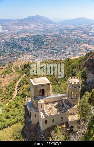 Blick auf Torretta Pepoli Gebäude am Hang des Monte Erice mit Valderice Stadt im Hintergrund, Sizilien, Italien Stockfoto