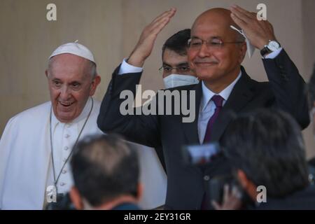 Bagdad, Irak. März 2021, 05th. Der irakische Präsident Barham Salih (R) empfängt Papst Franziskus im Präsidentenpalast von Bagdad. Papst Franziskus kam am Freitag zum ersten Papstbesuch im Nahen Osten in den Irak, wo die christliche Gemeinschaft in Kriegsjahren geschrumpft ist. Quelle: Ameer Al Mohammedaw/dpa/Alamy Live News Stockfoto