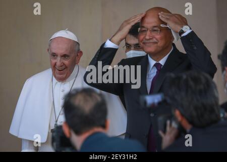 Bagdad, Irak. März 2021, 05th. Der irakische Präsident Barham Salih (R) empfängt Papst Franziskus im Präsidentenpalast von Bagdad. Papst Franziskus kam am Freitag zum ersten Papstbesuch im Nahen Osten in den Irak, wo die christliche Gemeinschaft in Kriegsjahren geschrumpft ist. Quelle: Ameer Al Mohammedaw/dpa/Alamy Live News Stockfoto