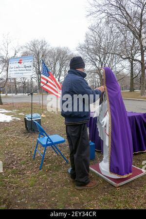 Eine fromme Katholikin errichtet eine Statue der Jungfrau Maria an dem Ort in Queens of, wo Veronica Lueken ihre Visionen von Jesus, Maria und verschiedenen Heiligen sah. Stockfoto