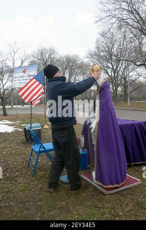 Eine fromme Katholikin errichtet eine Statue der Jungfrau Maria an dem Ort in Queens of, wo Veronica Lueken ihre Visionen von Jesus, Maria und verschiedenen Heiligen sah. Stockfoto