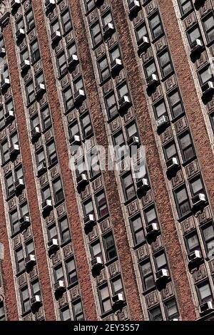 Eine photoshop-Darstellung der Seite eines Wohnhauses in Midtown Manhattan mit Klimaanlagen in jeder Fensterbucht. Stockfoto