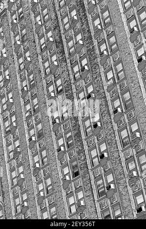 Eine photoshop-Darstellung der Seite eines Wohnhauses in Midtown Manhattan mit Klimaanlagen in jeder Fensterbucht. Stockfoto