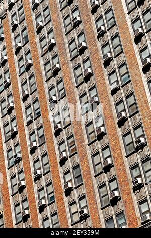 Eine photoshop-Darstellung der Seite eines Wohnhauses in Midtown Manhattan mit Klimaanlagen in jeder Fensterbucht. Stockfoto