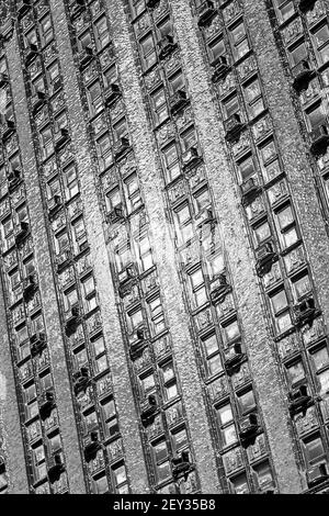 Eine photoshop-Darstellung der Seite eines Wohnhauses in Midtown Manhattan mit Klimaanlagen in jeder Fensterbucht. Stockfoto