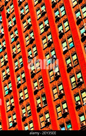 Eine photoshop-Darstellung der Seite eines Wohnhauses in Midtown Manhattan mit Klimaanlagen in jeder Fensterbucht. Stockfoto