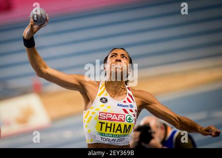 Belgier Nafissatou Nafi Thiam in Aktion während der Kugelschuss der Frauen Fünfkampf-Veranstaltung der Leichtathletik-Halleneuropameisterschaften, in Stockfoto