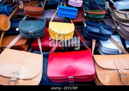 Chania Ledermarkt im Freien in der Altstadt von Kreta, Griechenland. Stockfoto
