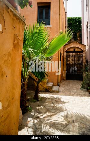 Hof der katholischen Kirche von Chania auf Kreta, Griechenland. Stockfoto