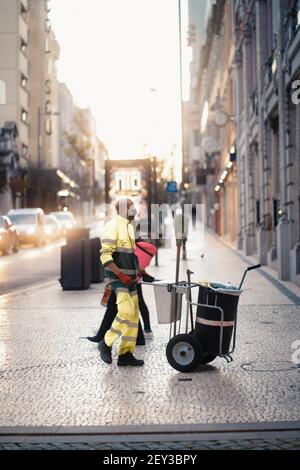 POR, PORTUGAL - 11. Aug 2020: 2020. August: Sunrise City Lifestyle Foto der Stadt Porto in Portugal. Beschäftigte Menschen wachen auf, um zur Arbeit zu gehen. Stockfoto