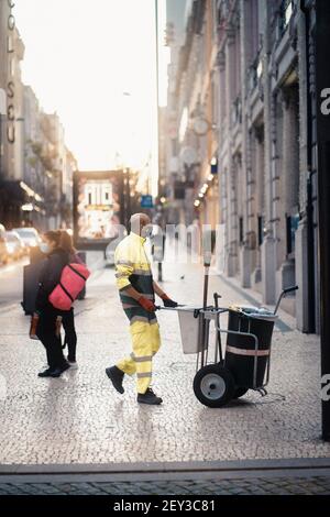 POR, PORTUGAL - 11. Aug 2020: 2020. August: Sunrise City Lifestyle Foto der Stadt Porto in Portugal. Beschäftigte Menschen wachen auf, um zur Arbeit zu gehen. Stockfoto