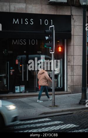 POR, PORTUGAL - 11. Aug 2020: 2020. August: Sunrise City Lifestyle Foto der Stadt Porto in Portugal. Beschäftigte Menschen wachen auf, um zur Arbeit zu gehen. Stockfoto