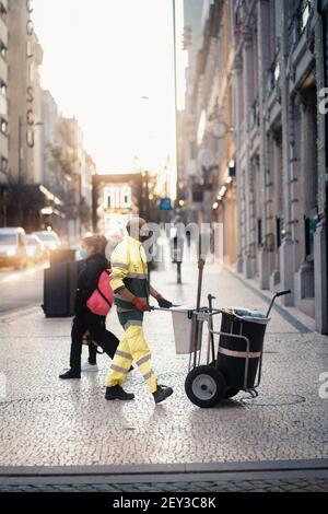 POR, PORTUGAL - 11. Aug 2020: 2020. August: Sunrise City Lifestyle Foto der Stadt Porto in Portugal. Beschäftigte Menschen wachen auf, um zur Arbeit zu gehen. Stockfoto