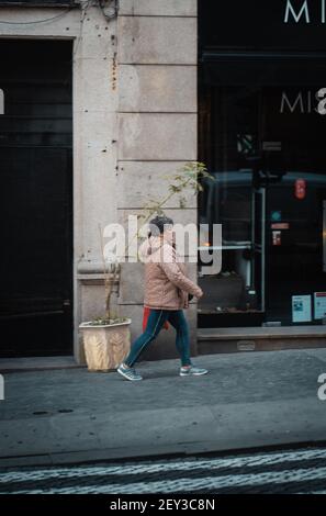 POR, PORTUGAL - 11. Aug 2020: 2020. August: Sunrise City Lifestyle Foto der Stadt Porto in Portugal. Beschäftigte Menschen wachen auf, um zur Arbeit zu gehen. Stockfoto