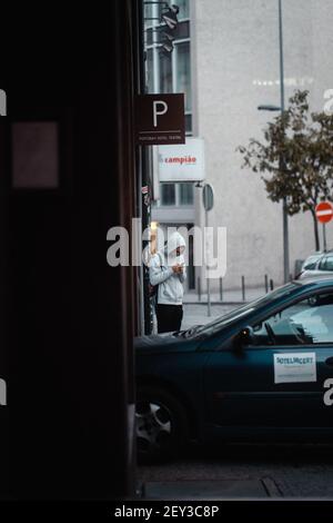 POR, PORTUGAL - 11. Aug 2020: 2020. August: Sunrise City Lifestyle Foto der Stadt Porto in Portugal. Beschäftigte Menschen wachen auf, um zur Arbeit zu gehen. Stockfoto