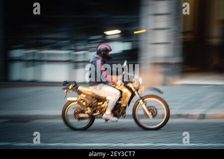 POR, PORTUGAL - 11. Aug 2020: 2020. August: Sunrise City Lifestyle Foto der Stadt Porto in Portugal. Beschäftigte Menschen wachen auf, um zur Arbeit zu gehen. Stockfoto