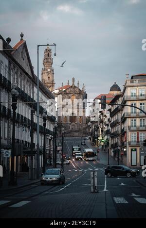 POR, PORTUGAL - 11. Aug 2020: 2020. August: Sunrise City Lifestyle Foto der Stadt Porto in Portugal. Beschäftigte Menschen wachen auf, um zur Arbeit zu gehen. Stockfoto