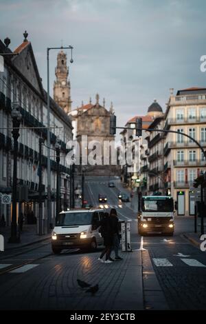 POR, PORTUGAL - 11. Aug 2020: 2020. August: Sunrise City Lifestyle Foto der Stadt Porto in Portugal. Beschäftigte Menschen wachen auf, um zur Arbeit zu gehen. Stockfoto