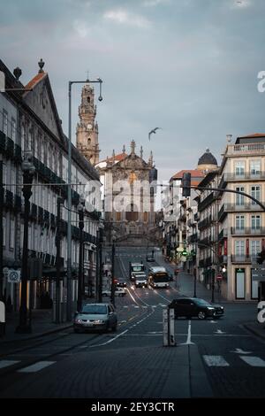 POR, PORTUGAL - 11. Aug 2020: 2020. August: Sunrise City Lifestyle Foto der Stadt Porto in Portugal. Beschäftigte Menschen wachen auf, um zur Arbeit zu gehen. Stockfoto