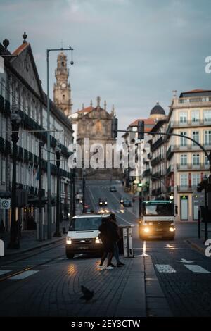 POR, PORTUGAL - 11. Aug 2020: 2020. August: Sunrise City Lifestyle Foto der Stadt Porto in Portugal. Beschäftigte Menschen wachen auf, um zur Arbeit zu gehen. Stockfoto