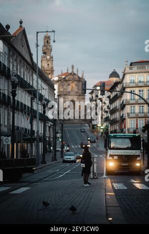 POR, PORTUGAL - 11. Aug 2020: 2020. August: Sunrise City Lifestyle Foto der Stadt Porto in Portugal. Beschäftigte Menschen wachen auf, um zur Arbeit zu gehen. Stockfoto