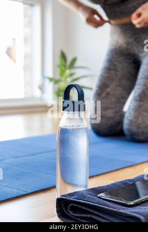 Beine einer Frau, die Yoga macht Stockfoto