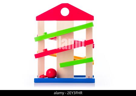 Babyspielzeug aus Holz, isoliert auf Weiß Stockfoto