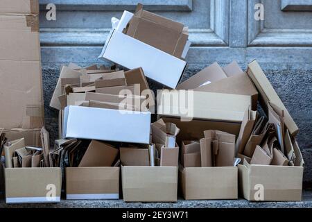 Kartons zum Recycling gestapelt Stockfoto