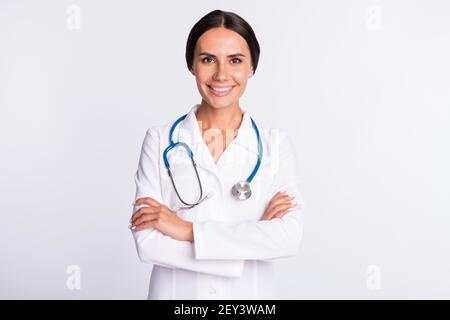 Foto von niedlichen charmanten junge Dame Arzt gekleidet Uniform lächelnd Isolierter weißer Hintergrund Stockfoto